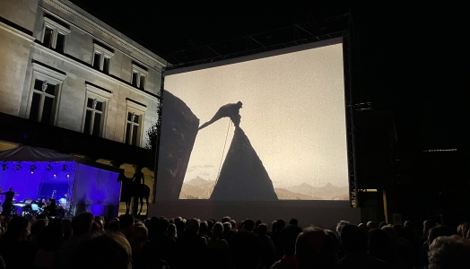 Rund tausend Gäste sahen die Premiere von DER BERG DES SCHICKSALS im Kolonnadenhof der Museumsinsel, Berlin.
